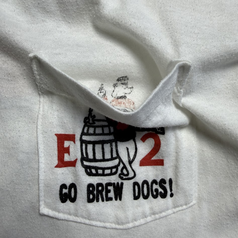 ポケットをめくると裏にプリントが透けて見えるE2 Brew Dogs Tシャツ