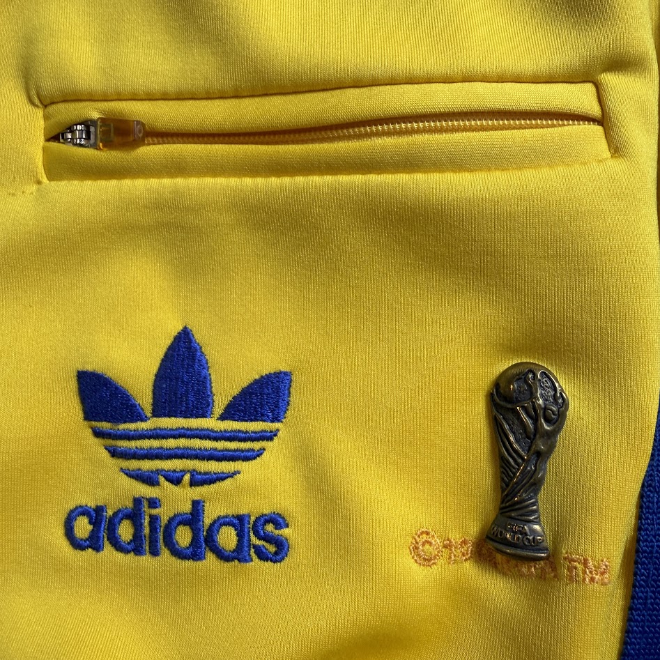 adidasトレフォイルとFIFAワールドカップトロフィー意匠