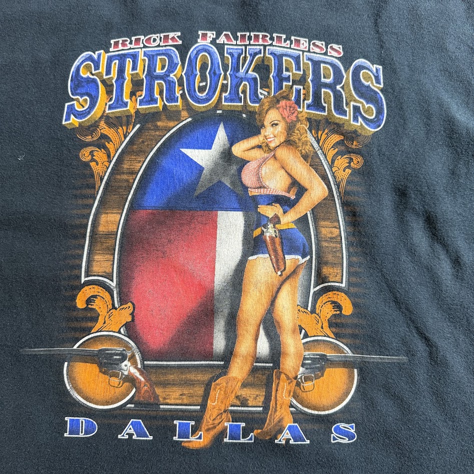 Rick Fairless' STROKERS DALLAS Tシャツのピンナップガールを描いたバックプリント