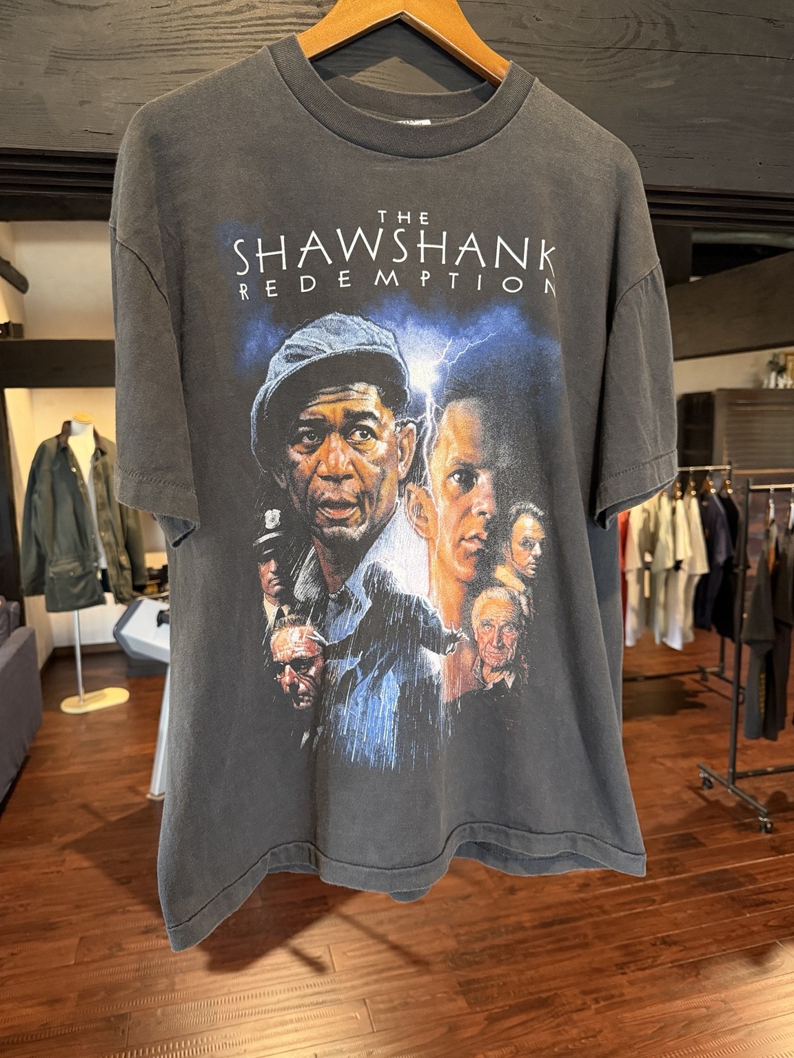 古着屋BONの店内に飾られた映画『ショーシャンクの空に』の両面プリントTシャツ