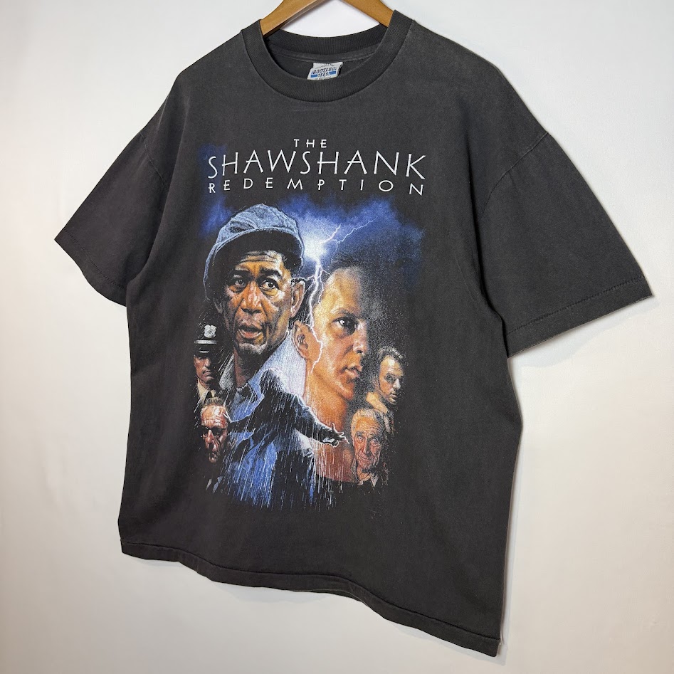 右斜め方向から見た『ショーシャンクの空に』ムービーTシャツのフロント