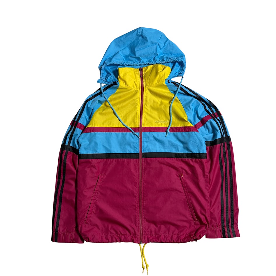 収納式フードを展開したadidasジャケットのフロント