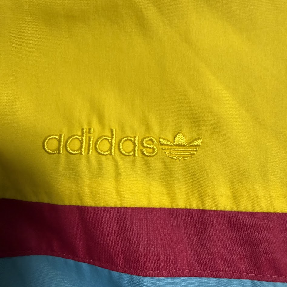 胸元に刺繍されたadidasロゴとトレフォイル