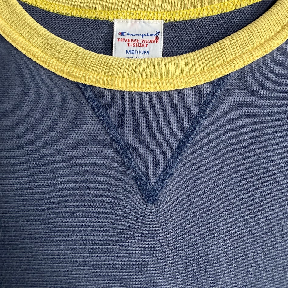 Champion REVERSE WEAVE T-SHIRT 首元のV字ディテール