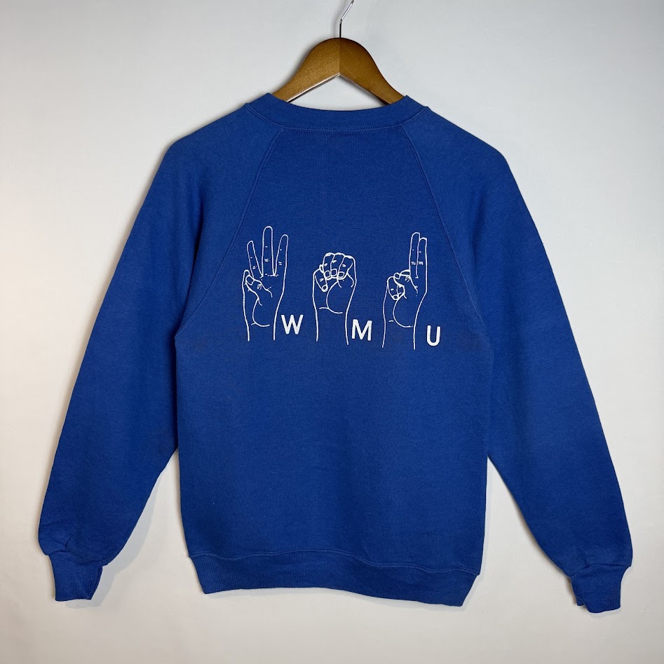 W M Uの手のデザインが入った青いRUSSELLスウェットの背面