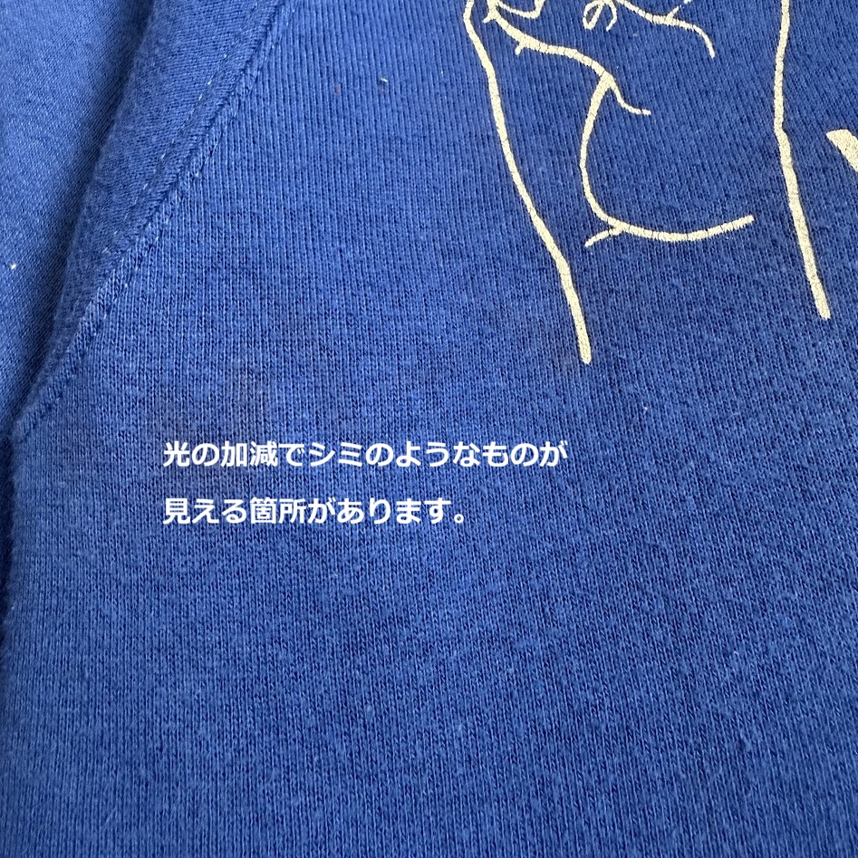 背面プリント付近に光の加減で黒っぽく見える部分