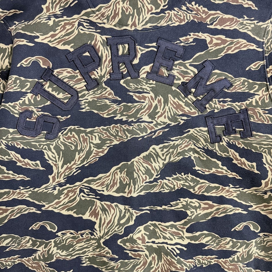 Supreme × Champion タイガーカモ 背面SUPREMEアーチロゴ 接写
