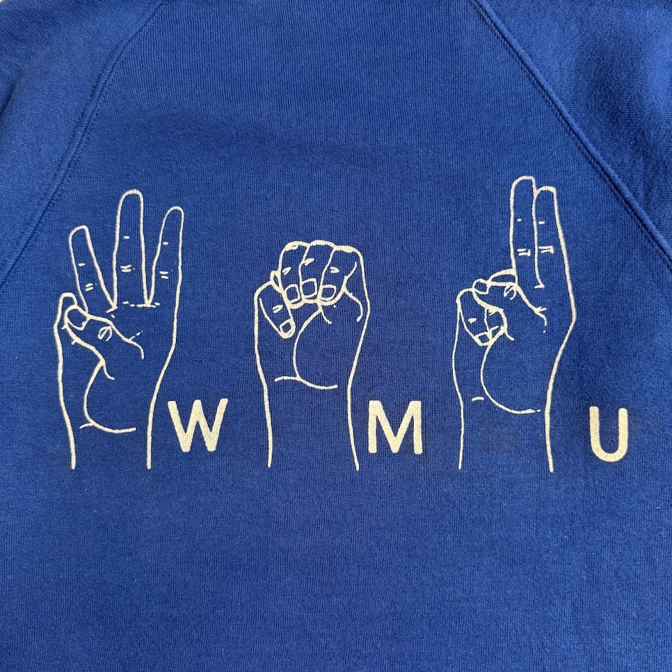 W M Uの文字と3つの手のイラストが描かれた背面プリント