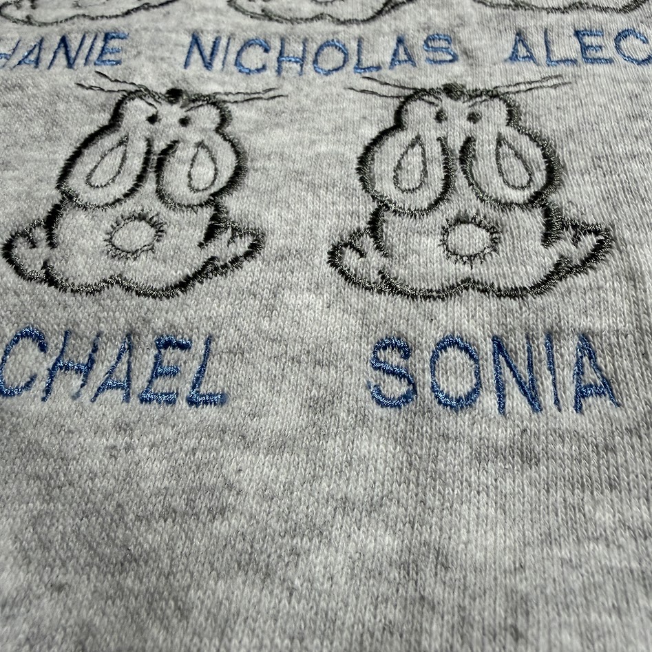 Grandpa's Grey Hares ウサギと名前の刺繍 接写