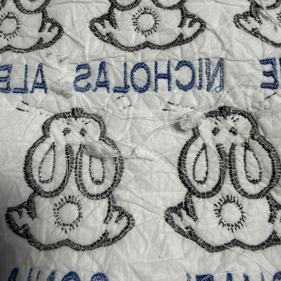 Grandpa's Grey Hares 刺繍裏側 芯材と糸