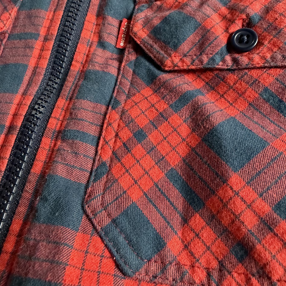 Supremeジャケットの赤とネイビーのチェック生地のアップ