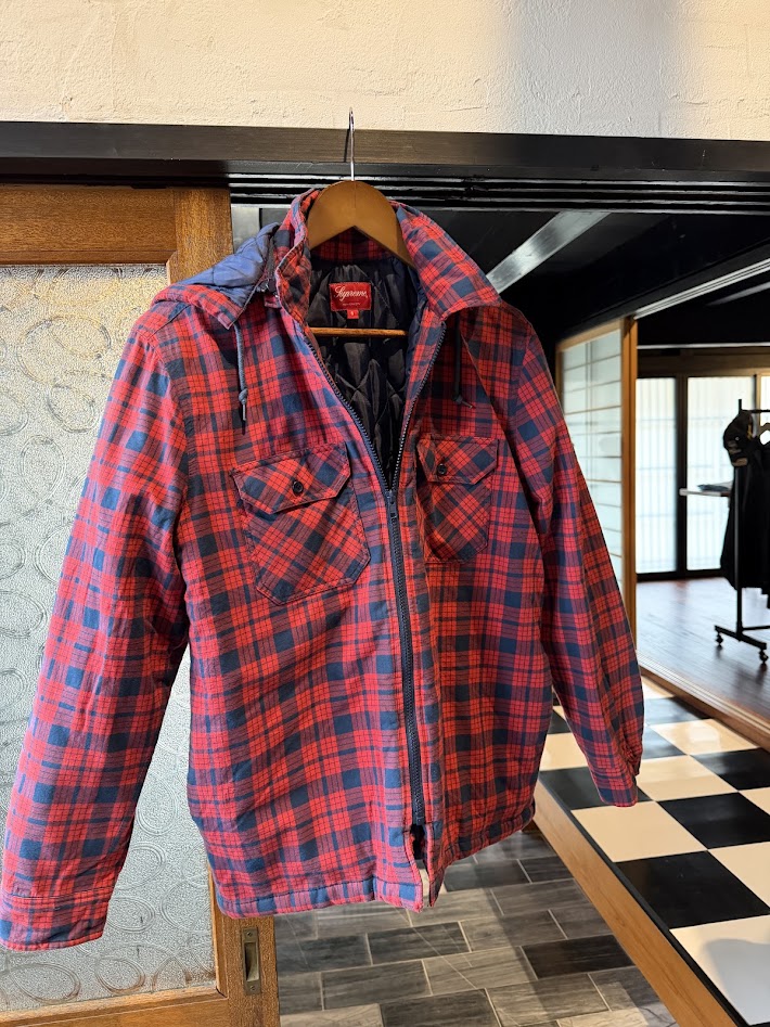 Supremeの赤とネイビーのチェック柄ジャケット。古民家の店内で撮影
